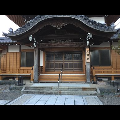 寺の木目をガラスコーティングで洗浄いたします