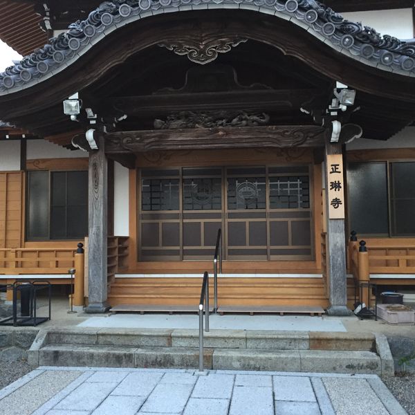 寺の木目をガラスコーティングで洗浄いたします